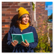 Autorenfoto Thomas Altpeter vor Mauer